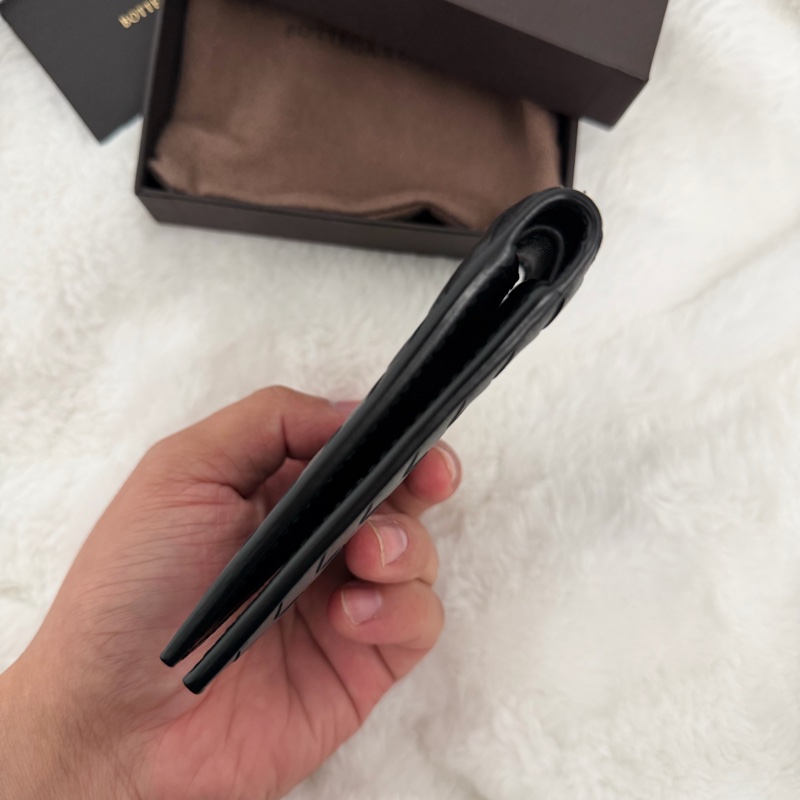 Bv經典黑色編織短夾-4