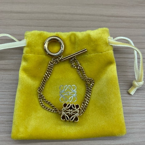 LOEWE罗意威金色手鍊，挂饰带四叶花纹装饰，