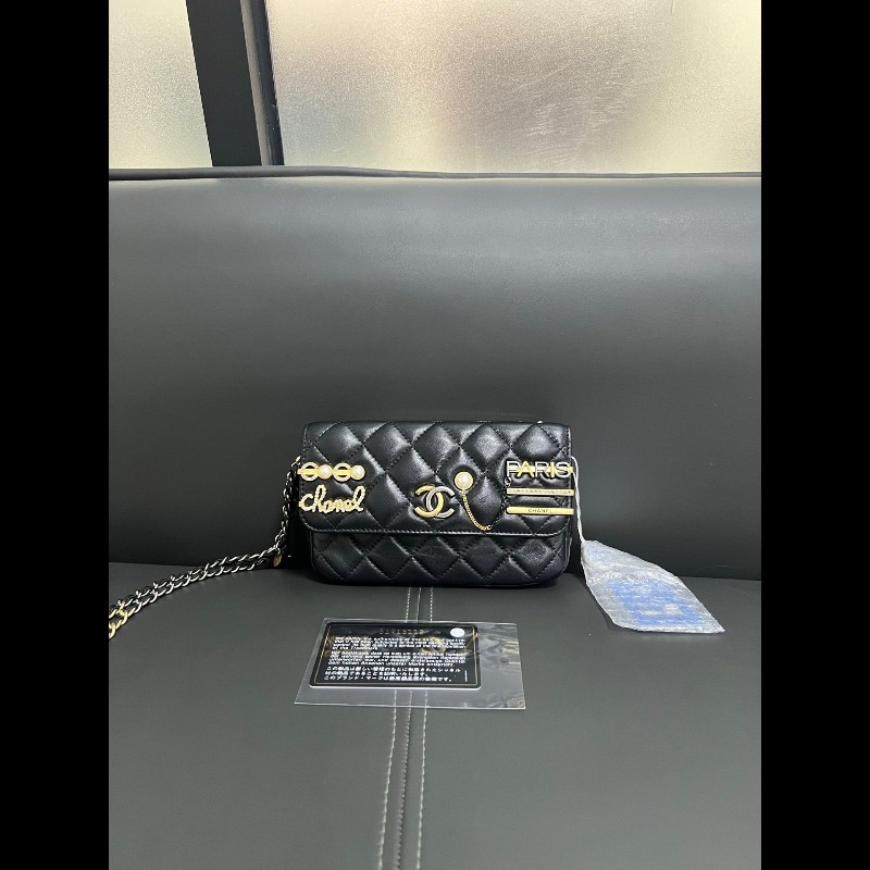 Chanel Limited edition woc
徽章髮夾手機包-0