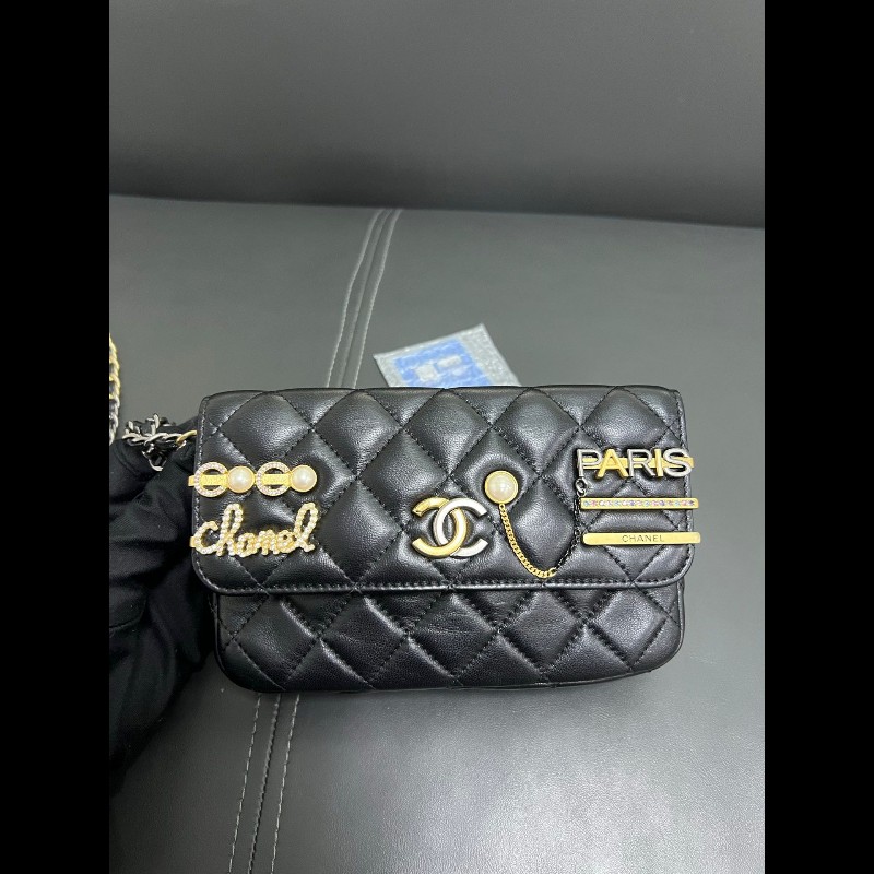 Chanel Limited edition woc
徽章髮夾手機包-1