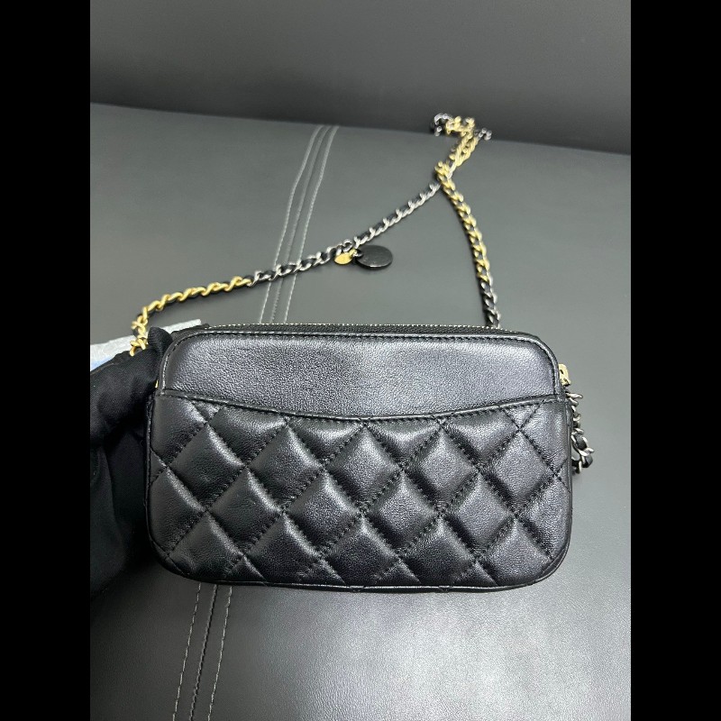 Chanel Limited edition woc
徽章髮夾手機包-2
