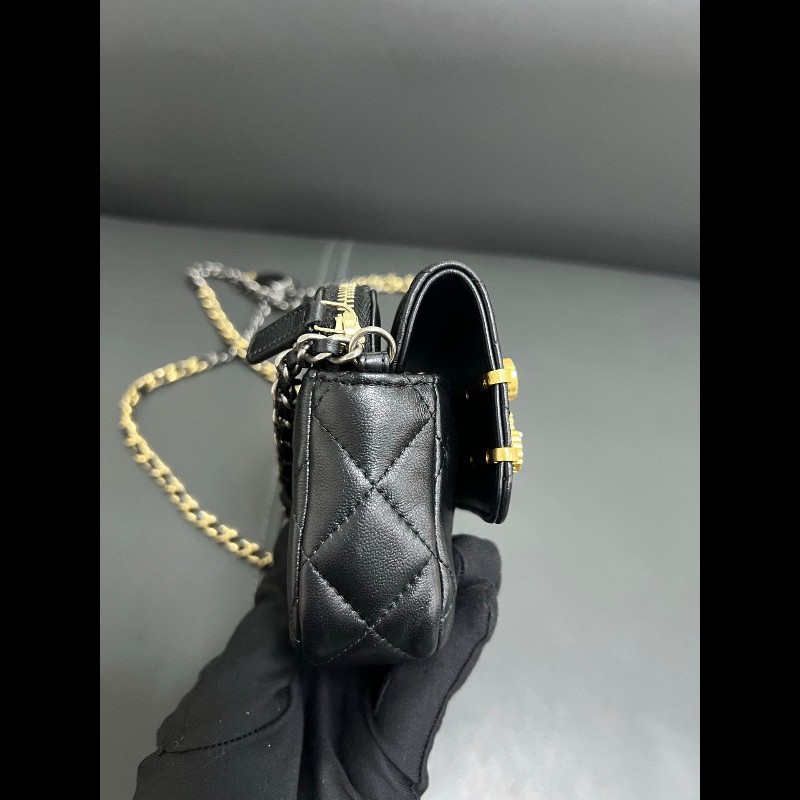 Chanel Limited edition woc
徽章髮夾手機包-3