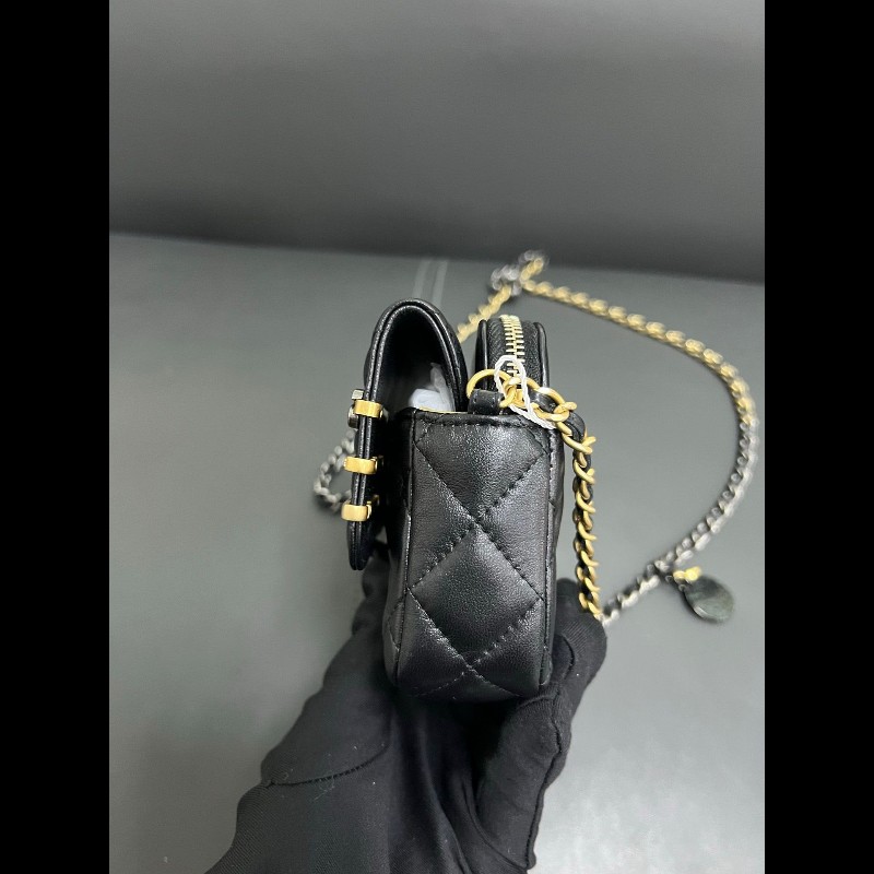 Chanel Limited edition woc
徽章髮夾手機包-4