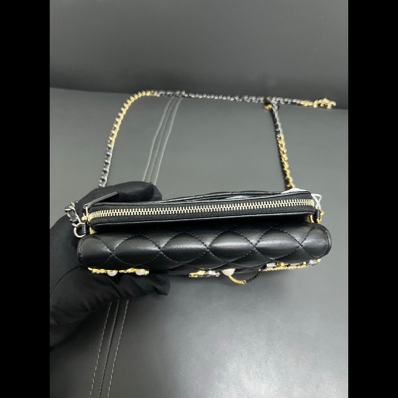 Chanel Limited edition woc
徽章髮夾手機包-5