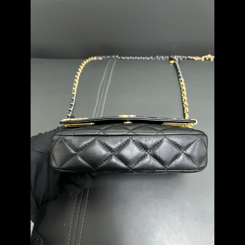 Chanel Limited edition woc
徽章髮夾手機包-6