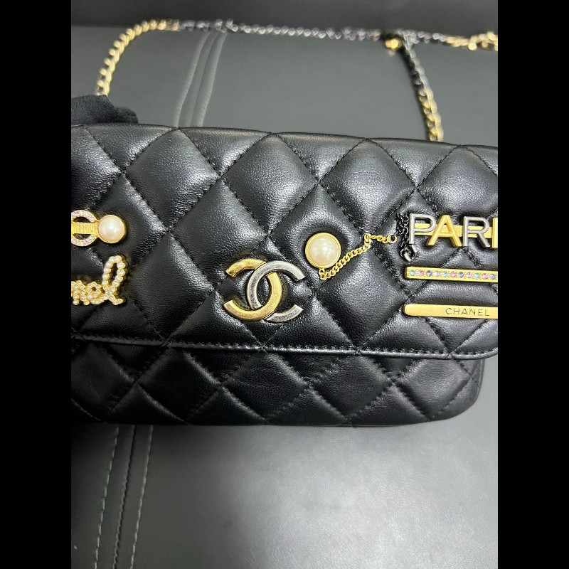 Chanel Limited edition woc
徽章髮夾手機包-7