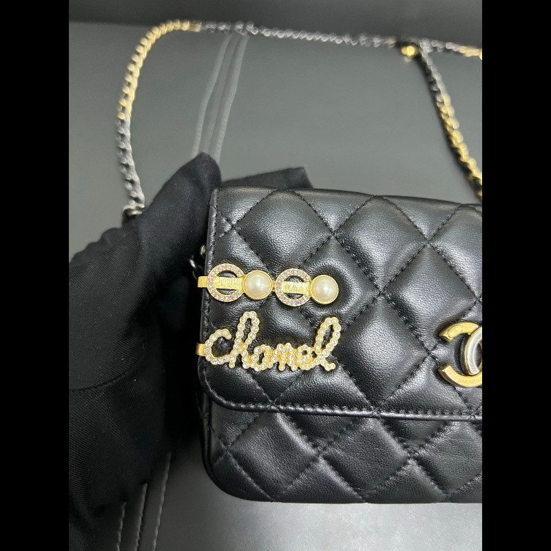 Chanel Limited edition woc
徽章髮夾手機包-9