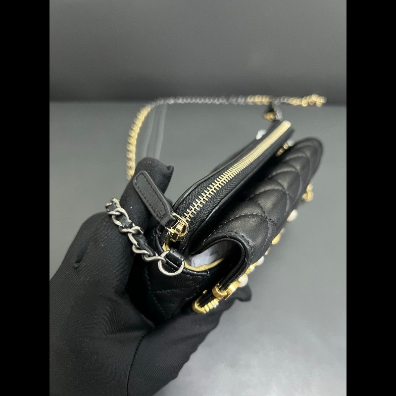 Chanel Limited edition woc
徽章髮夾手機包-10