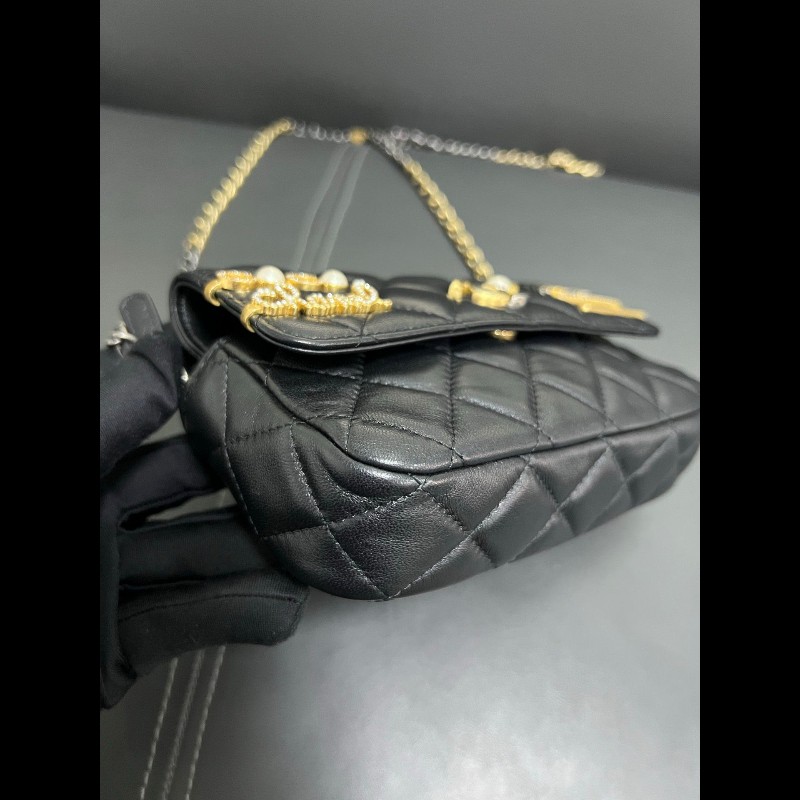 Chanel Limited edition woc
徽章髮夾手機包-12