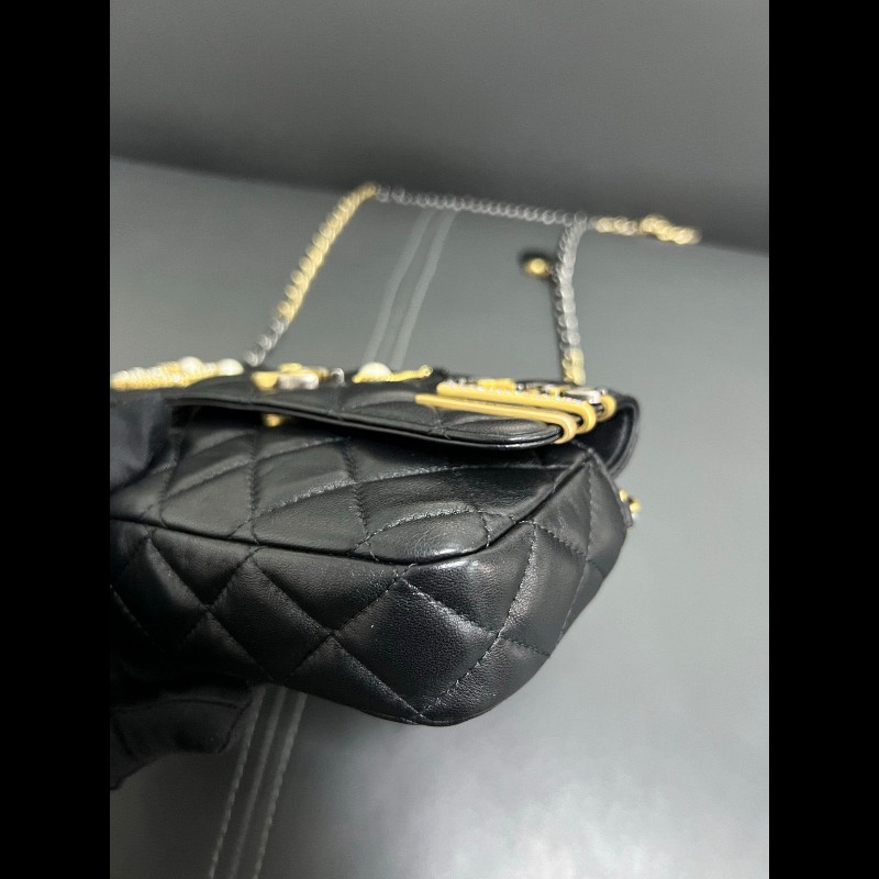 Chanel Limited edition woc
徽章髮夾手機包-13