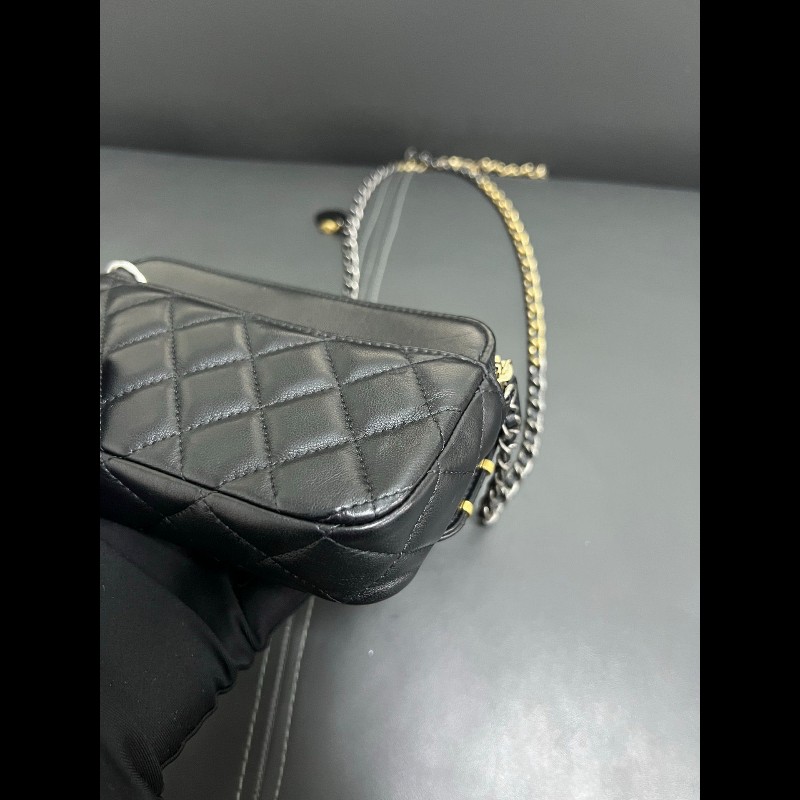 Chanel Limited edition woc
徽章髮夾手機包-14