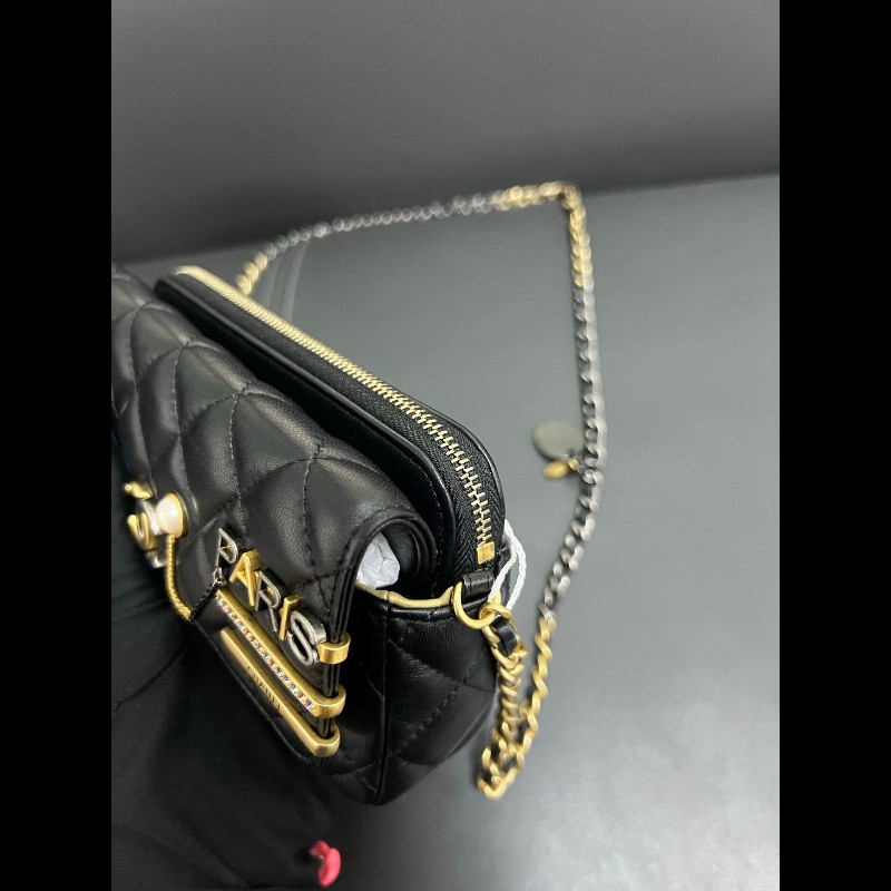 Chanel Limited edition woc
徽章髮夾手機包-15