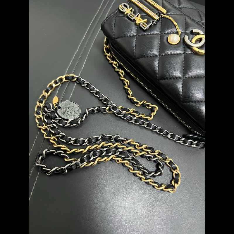 Chanel Limited edition woc
徽章髮夾手機包-17