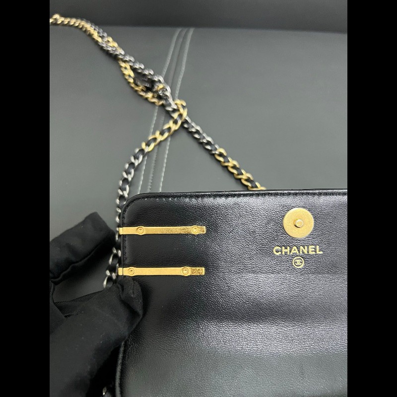 Chanel Limited edition woc
徽章髮夾手機包-18