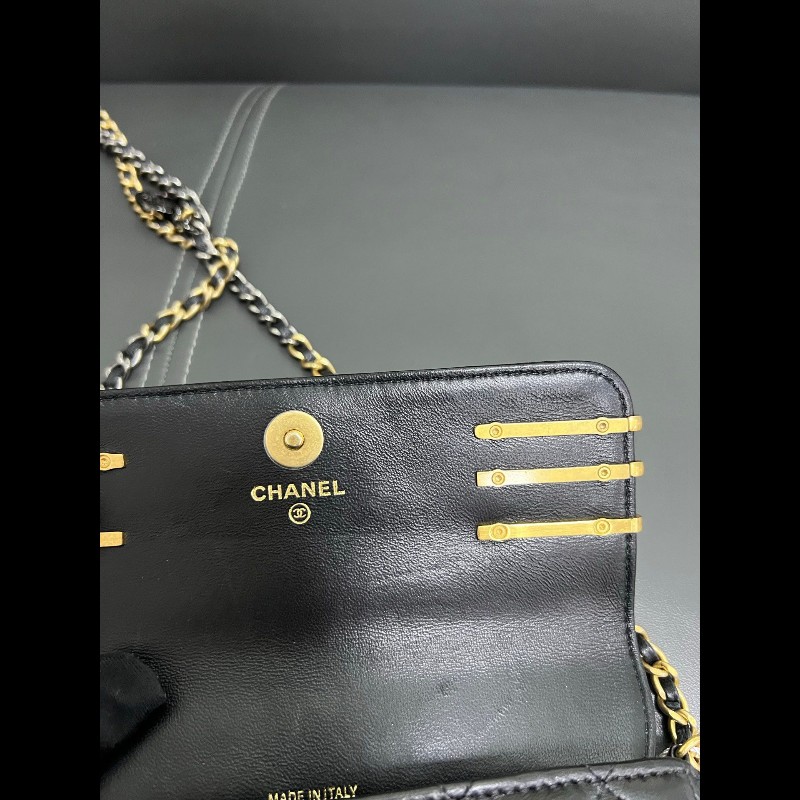 Chanel Limited edition woc
徽章髮夾手機包-19