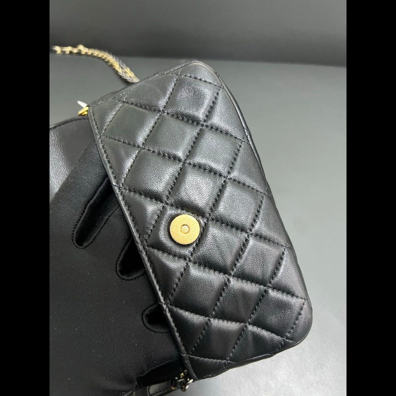 Chanel Limited edition woc
徽章髮夾手機包-20