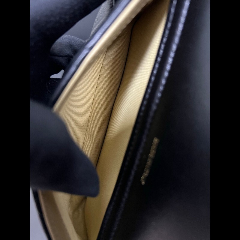 Chanel Limited edition woc
徽章髮夾手機包-21