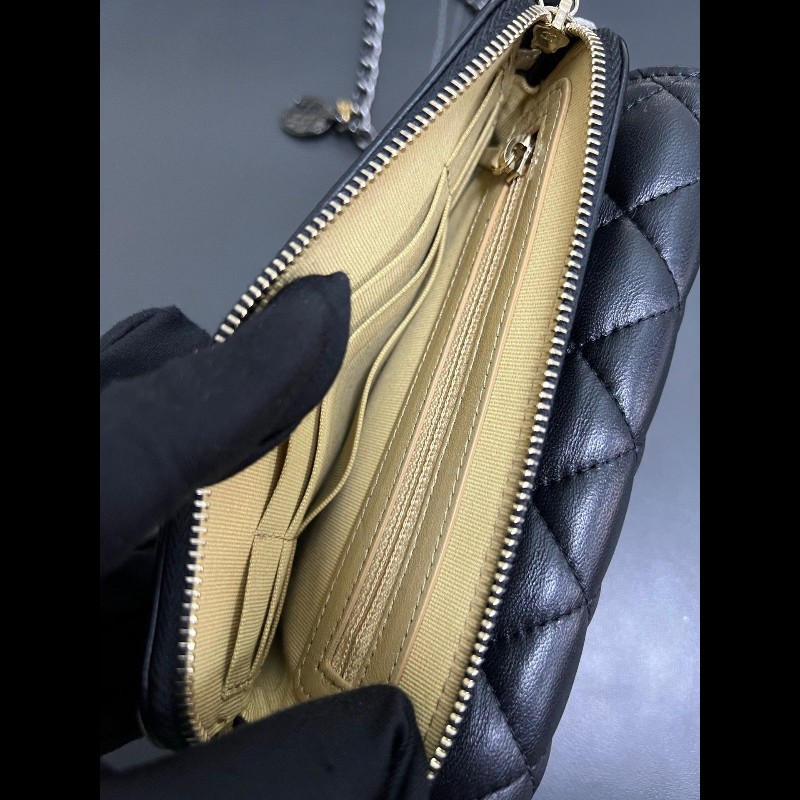 Chanel Limited edition woc
徽章髮夾手機包-22