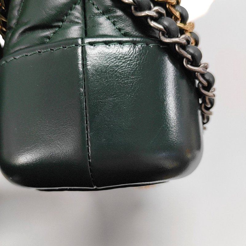 CHANEL GABRIELLE小號深綠色牛皮絎縫V紋流浪包單肩包斜挎包金色銀色釘色五金26開可拆卸肩帶-9