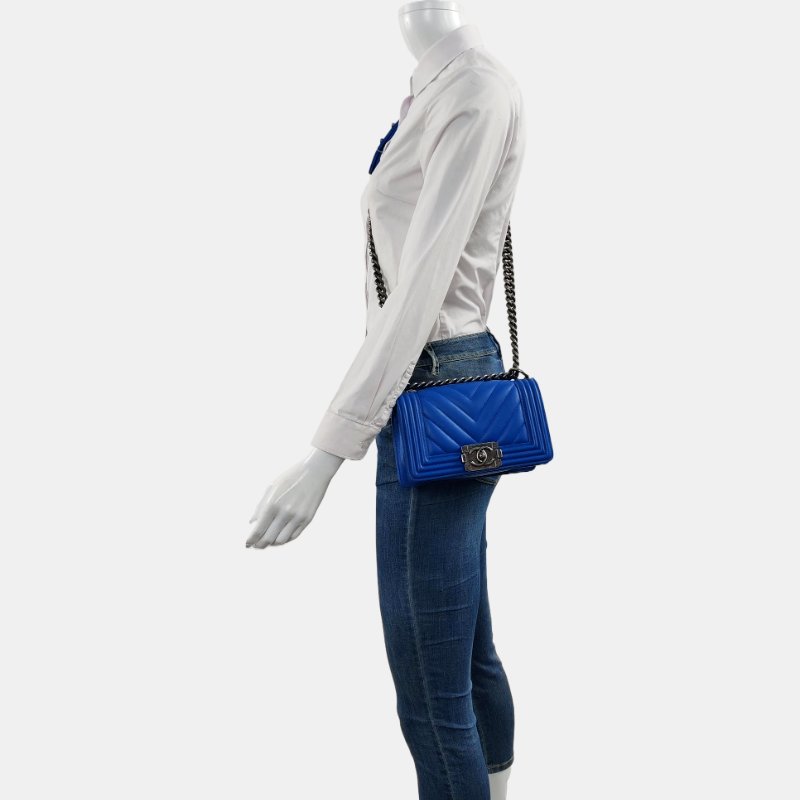 CHANEL BOY CHANEL小號藍色牛皮絎縫V紋單肩包斜挎包釘色五金22開可拆卸肩帶-1