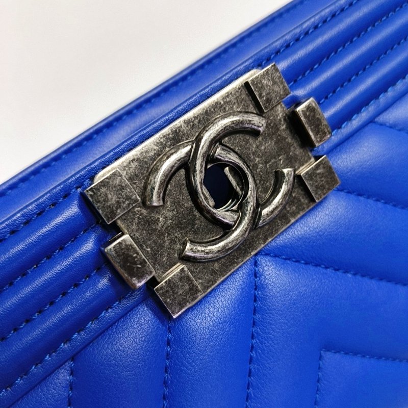 CHANEL BOY CHANEL小號藍色牛皮絎縫V紋單肩包斜挎包釘色五金22開可拆卸肩帶-8