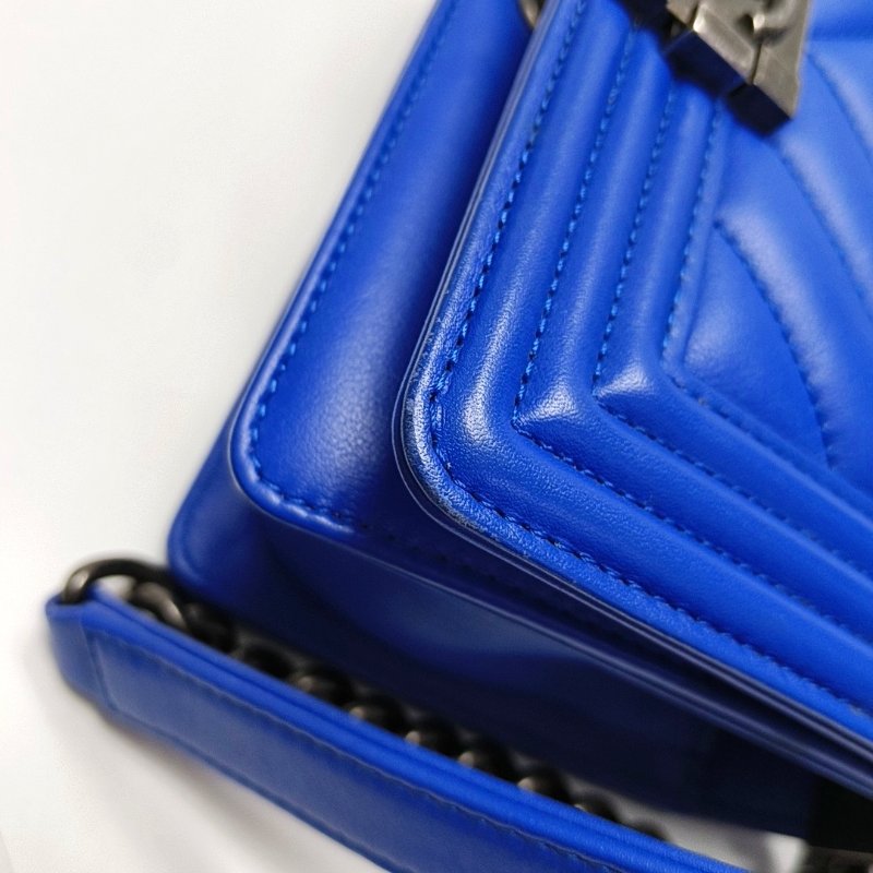 CHANEL BOY CHANEL小號藍色牛皮絎縫V紋單肩包斜挎包釘色五金22開可拆卸肩帶-9