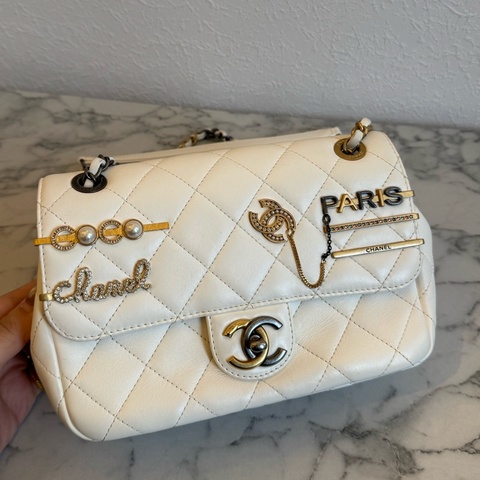 Chanel白羊皮珍珠徽章鴛鴦雙C口蓋鏈背包