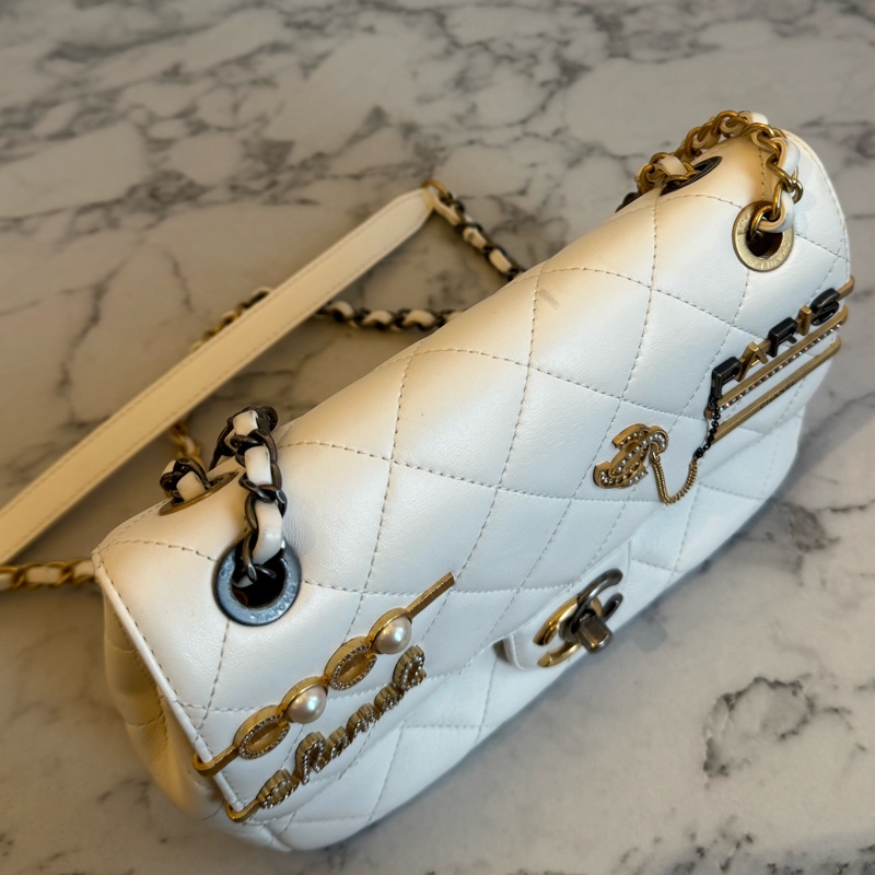 Chanel白羊皮珍珠徽章鴛鴦雙C口蓋鏈背包-1