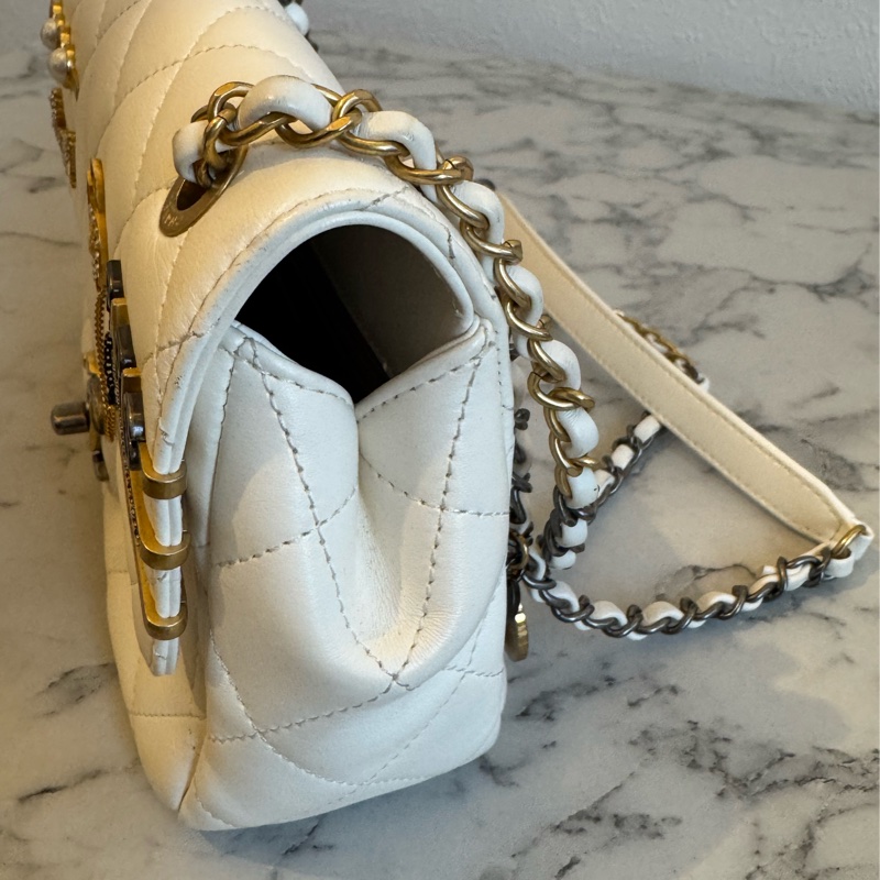 Chanel白羊皮珍珠徽章鴛鴦雙C口蓋鏈背包-3