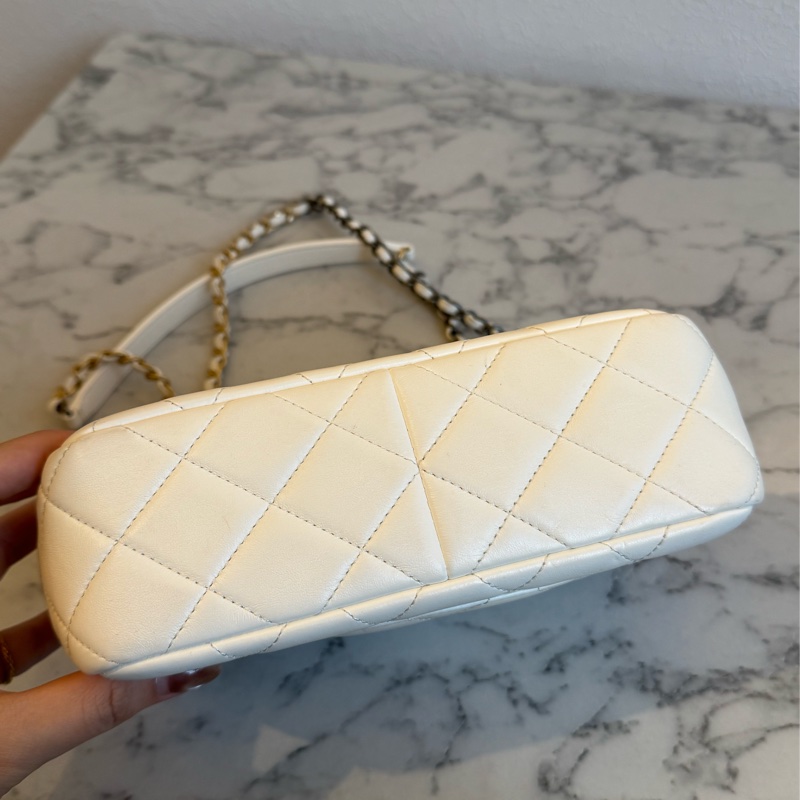 Chanel白羊皮珍珠徽章鴛鴦雙C口蓋鏈背包-5