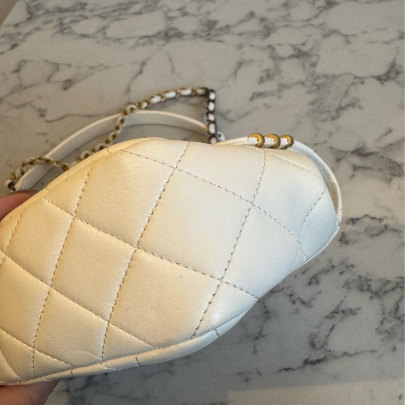 Chanel白羊皮珍珠徽章鴛鴦雙C口蓋鏈背包-7