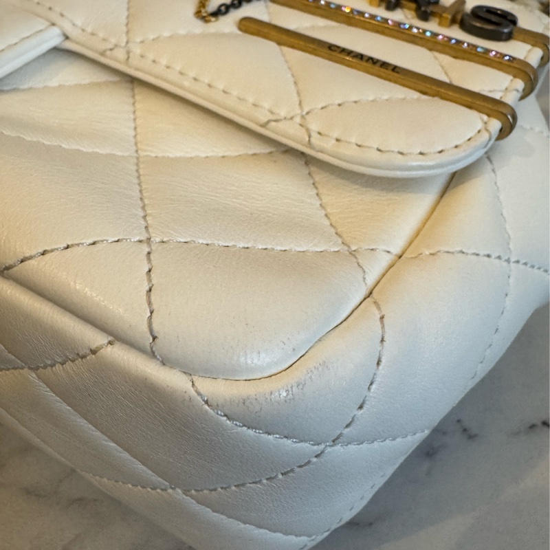 Chanel白羊皮珍珠徽章鴛鴦雙C口蓋鏈背包-8