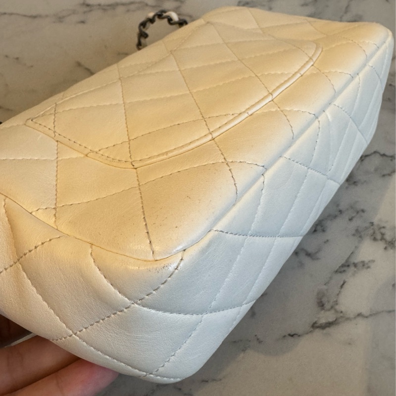 Chanel白羊皮珍珠徽章鴛鴦雙C口蓋鏈背包-11