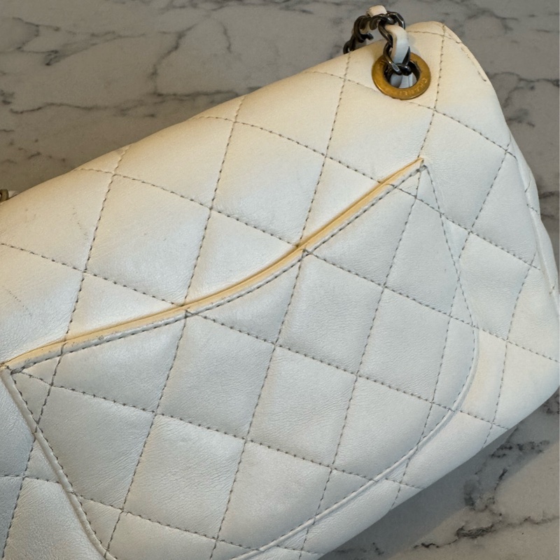 Chanel白羊皮珍珠徽章鴛鴦雙C口蓋鏈背包-13