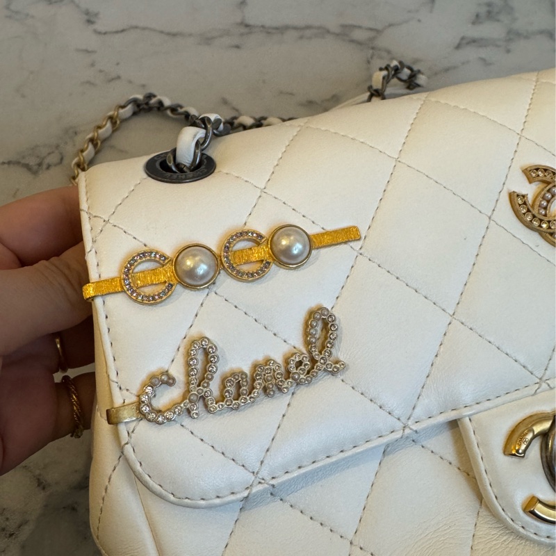 Chanel白羊皮珍珠徽章鴛鴦雙C口蓋鏈背包-16