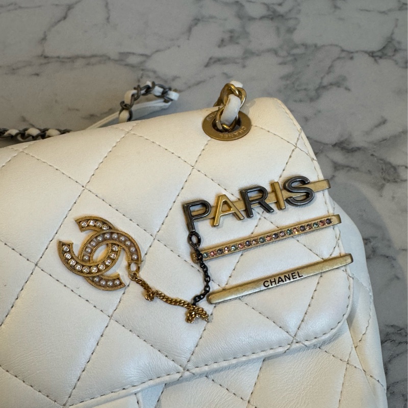 Chanel白羊皮珍珠徽章鴛鴦雙C口蓋鏈背包-17
