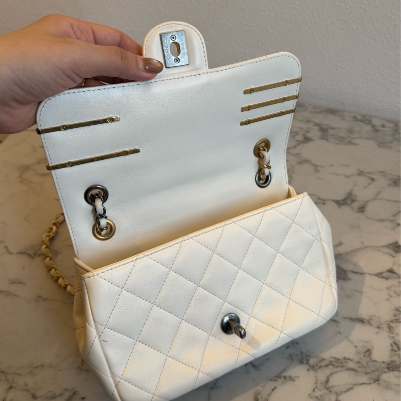 Chanel白羊皮珍珠徽章鴛鴦雙C口蓋鏈背包-18