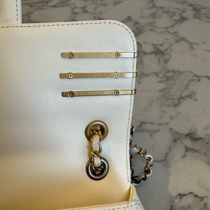 Chanel白羊皮珍珠徽章鴛鴦雙C口蓋鏈背包-20