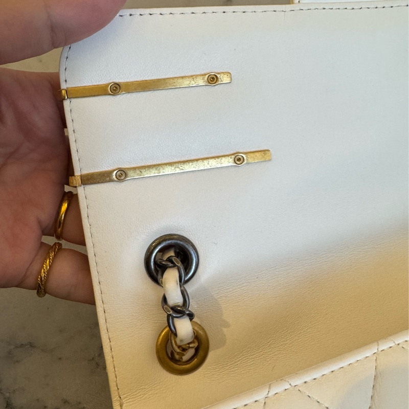 Chanel白羊皮珍珠徽章鴛鴦雙C口蓋鏈背包-21