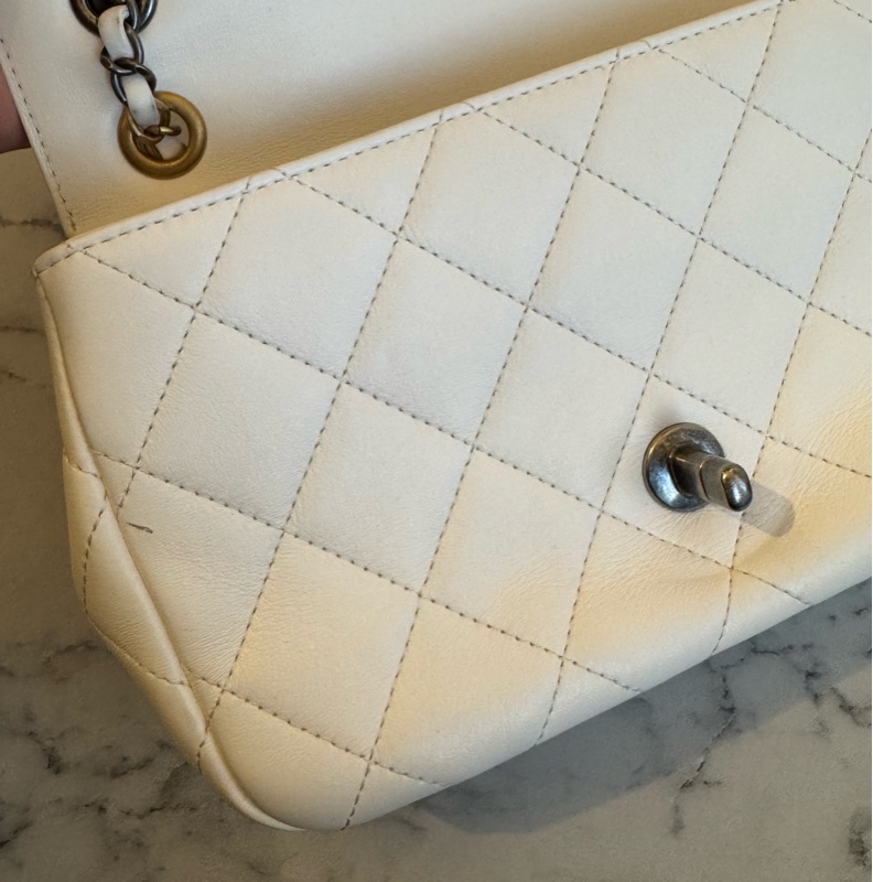 Chanel白羊皮珍珠徽章鴛鴦雙C口蓋鏈背包-22