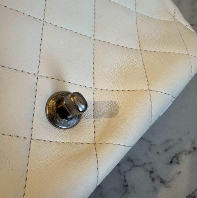 Chanel白羊皮珍珠徽章鴛鴦雙C口蓋鏈背包-23