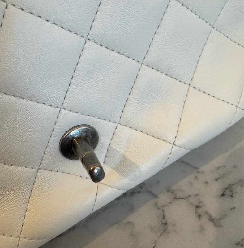 Chanel白羊皮珍珠徽章鴛鴦雙C口蓋鏈背包-24