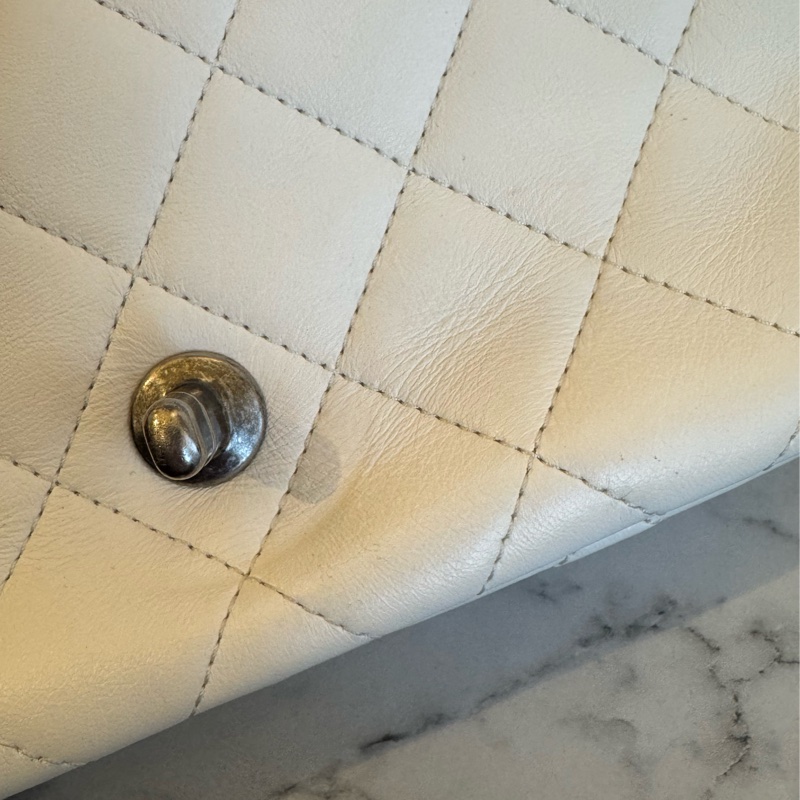 Chanel白羊皮珍珠徽章鴛鴦雙C口蓋鏈背包-25