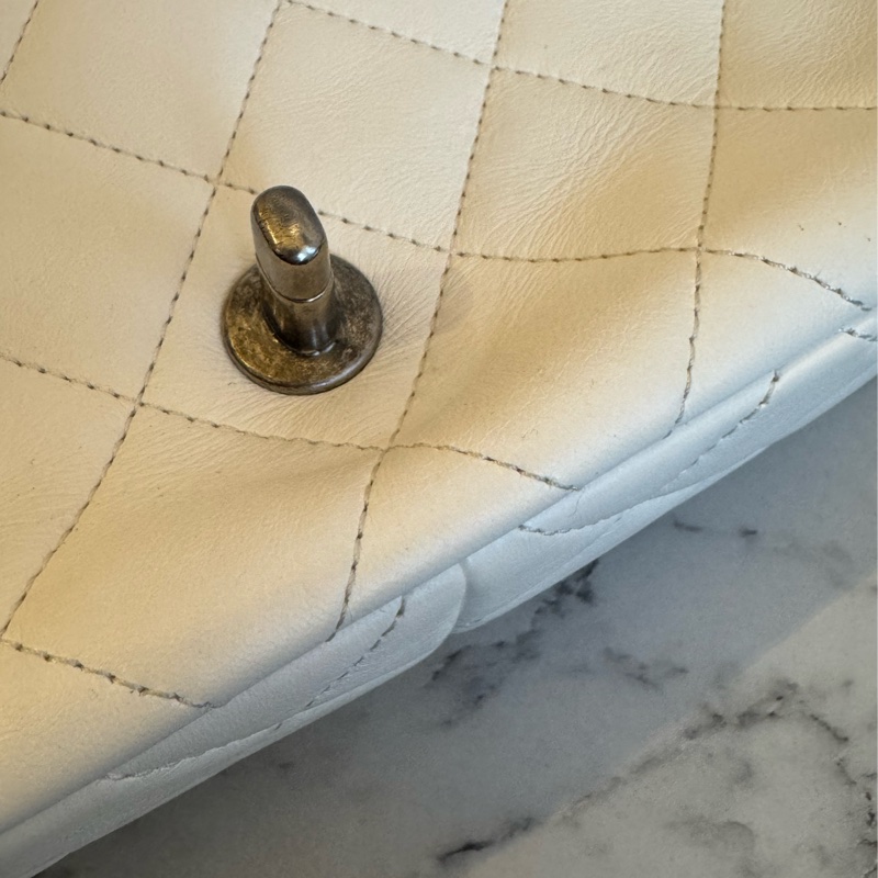 Chanel白羊皮珍珠徽章鴛鴦雙C口蓋鏈背包-26