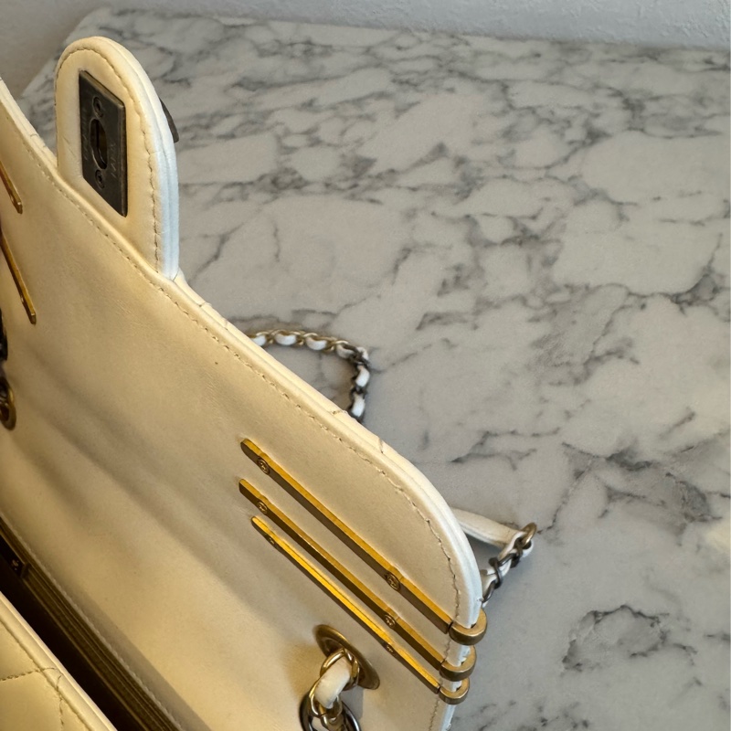 Chanel白羊皮珍珠徽章鴛鴦雙C口蓋鏈背包-28