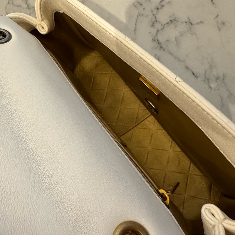 Chanel白羊皮珍珠徽章鴛鴦雙C口蓋鏈背包-29