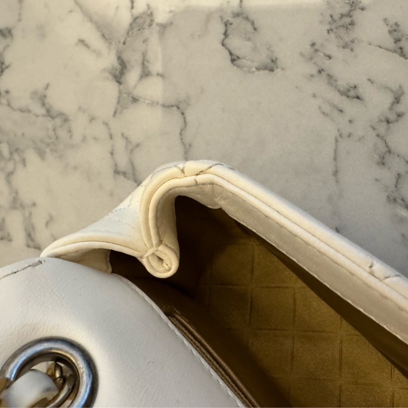 Chanel白羊皮珍珠徽章鴛鴦雙C口蓋鏈背包-30