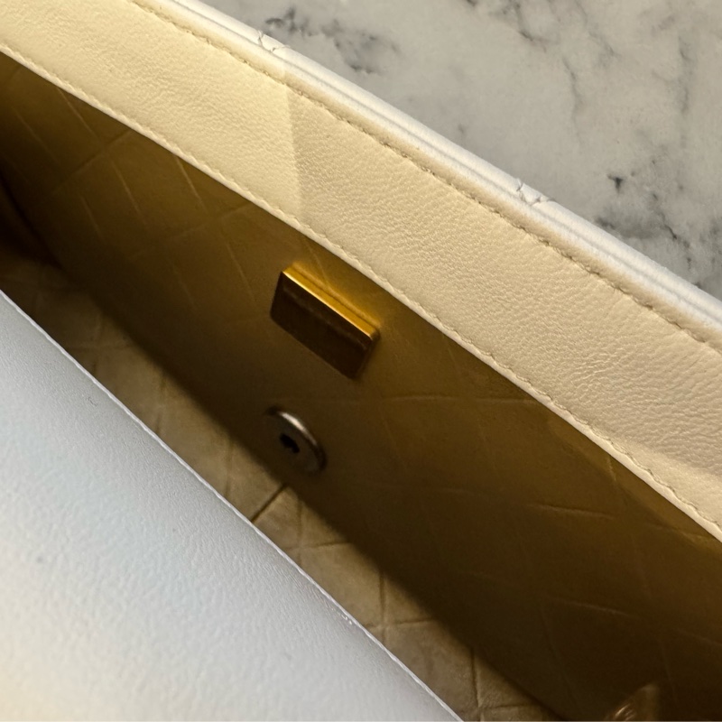 Chanel白羊皮珍珠徽章鴛鴦雙C口蓋鏈背包-32