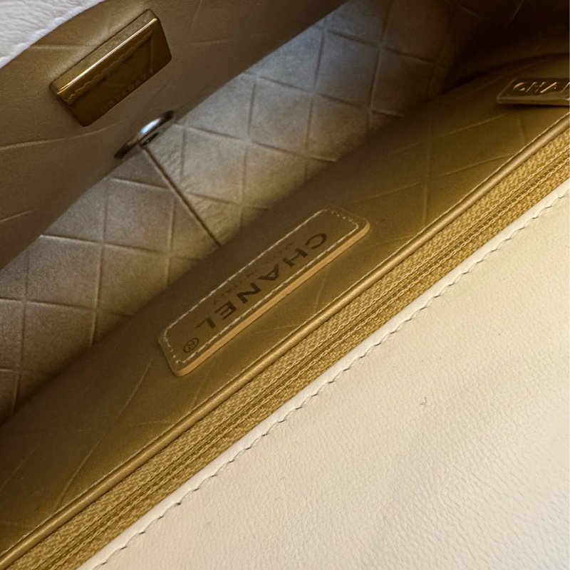 Chanel白羊皮珍珠徽章鴛鴦雙C口蓋鏈背包-33