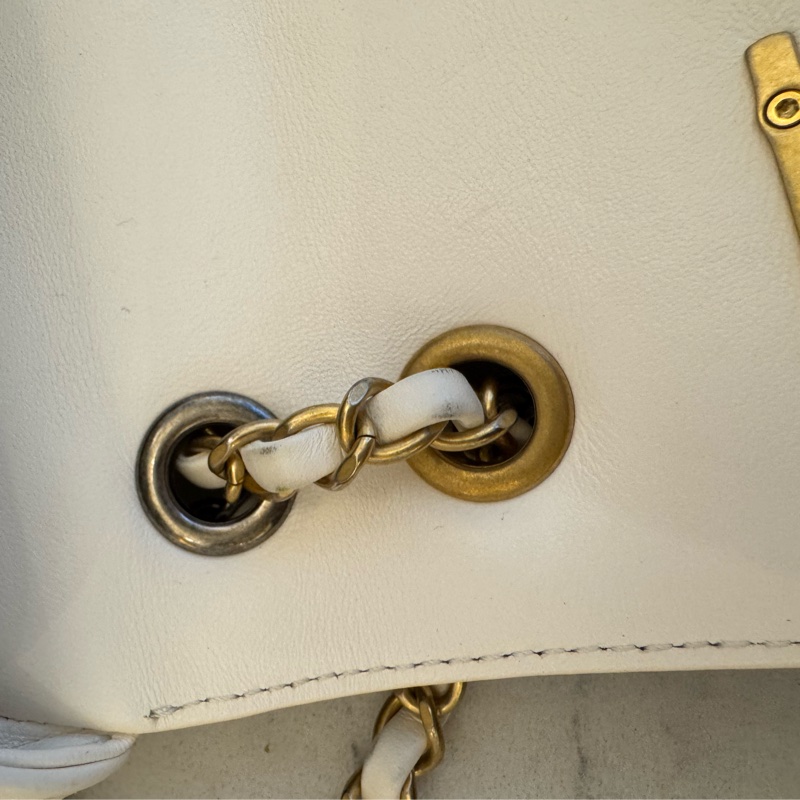 Chanel白羊皮珍珠徽章鴛鴦雙C口蓋鏈背包-39